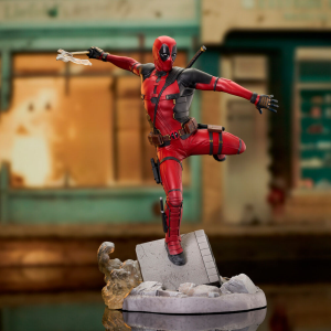 Figura Marvel Deadpool bailando sobre esconbros de 25 cm Figura Marvel Deadpool bailando sobre esconbros de 25 cm
